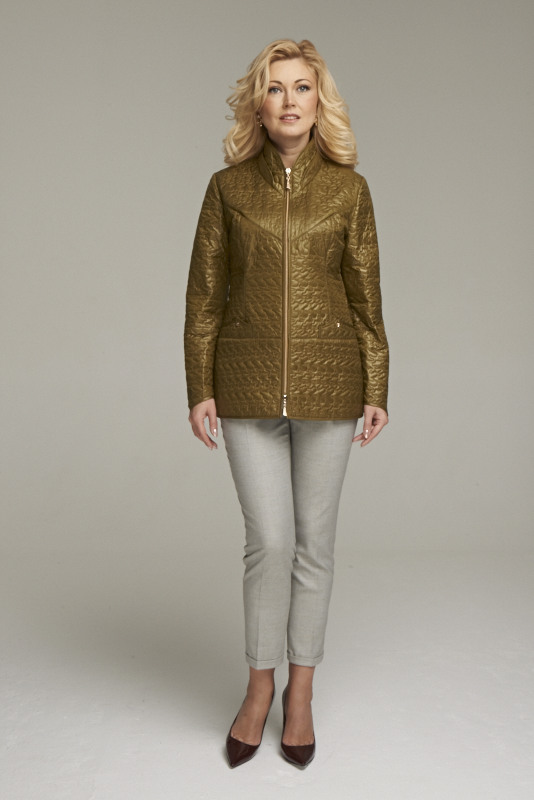 Жакет из стеганного двухстороннего полотна оливкового цвета.